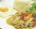 タイ料理：カオガバオガイカイダオ